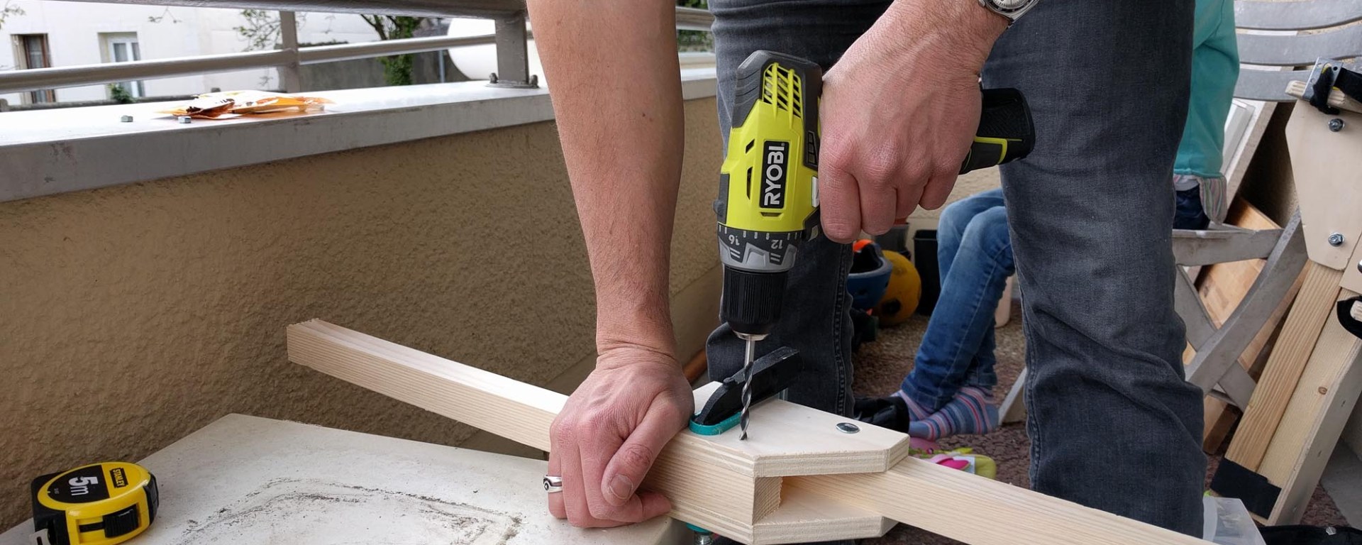 assemblage echasse en bois